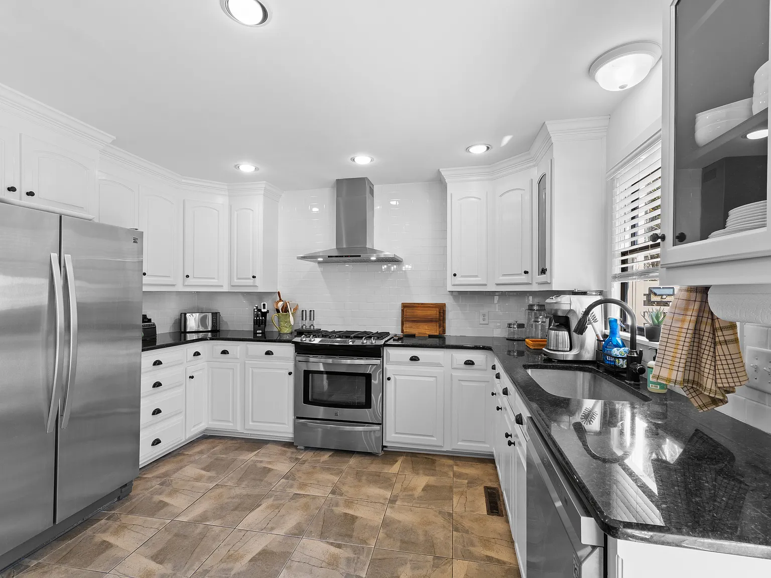 4 bed, 3.5 bath, 1905 sqft, $3,600 — Photo 3