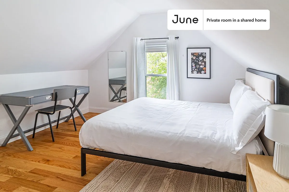 Full bedroom in 6 bed/2 bath home in Somerville #1379 D — Photo 2