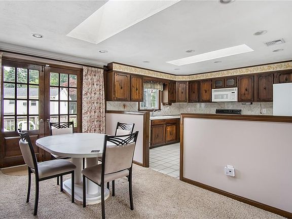 5th image of 52 Pinewood Dr