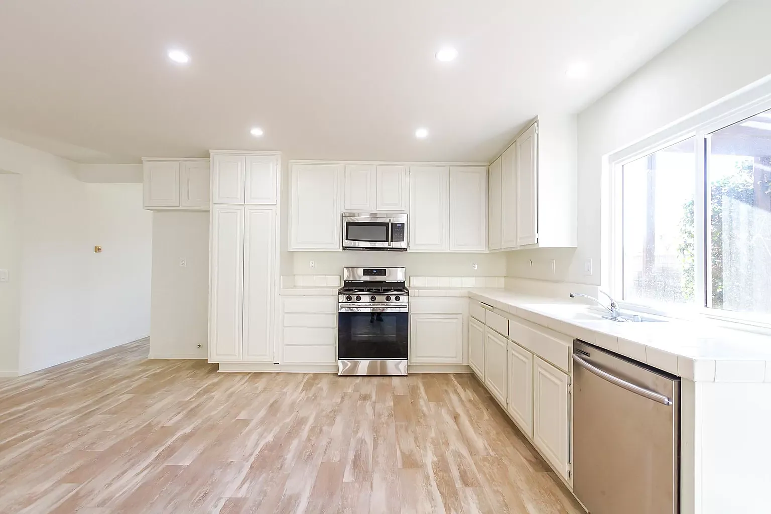 4 bed, 1771 sqft, $5,545 — Photo 4