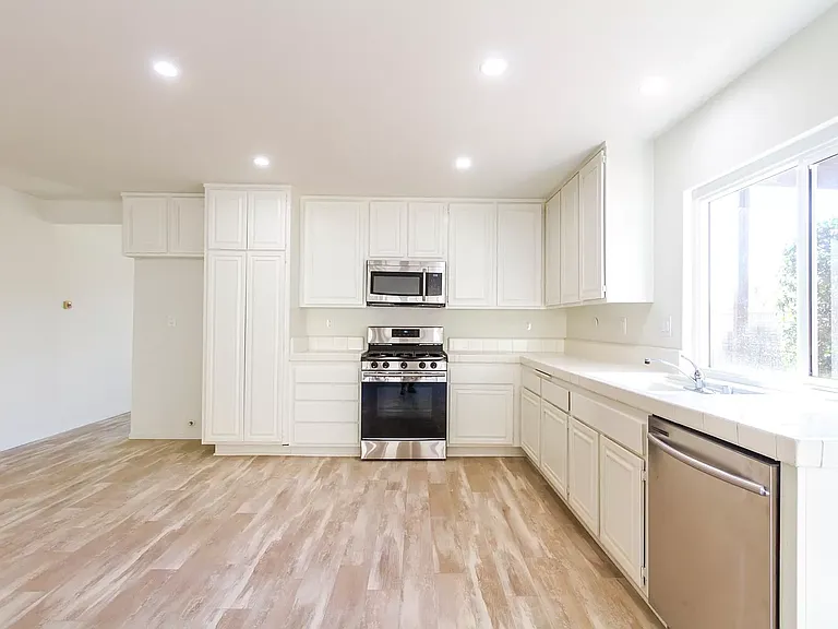 966 Goldenrod Dr — Photo 4
