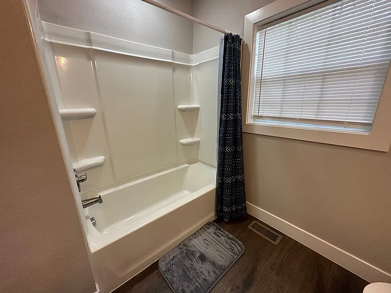 3 bed, 1.0 bath, 1000 sqft, $1,850 — Photo 6