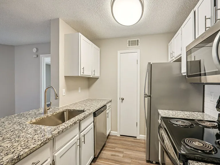 Fieldcrest Apartments — Photo 33