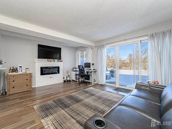 3rd image of 17 Inwood Ter