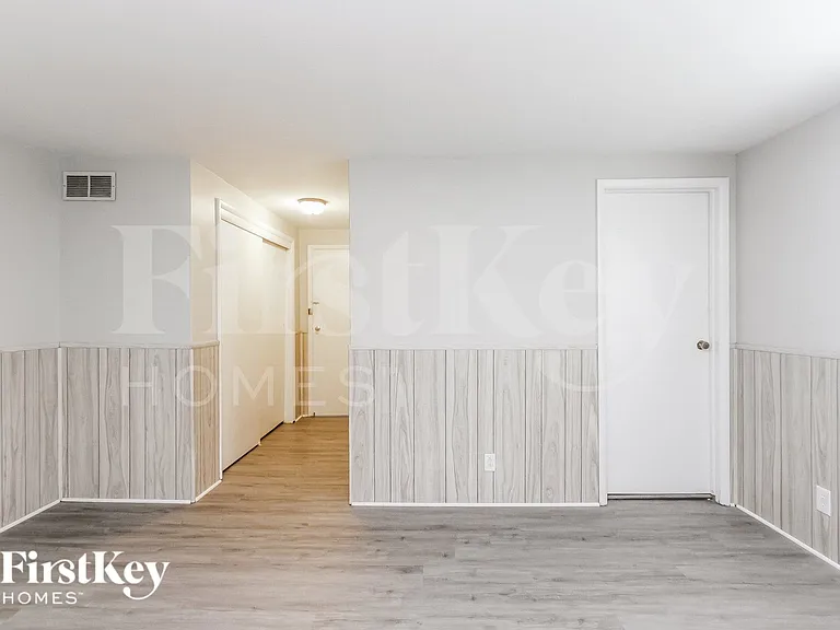 1153 S Chester Ave — Photo 8