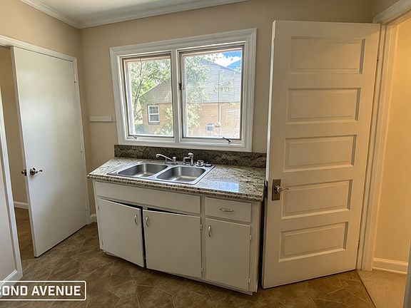 4th image of 135 E Maple St
