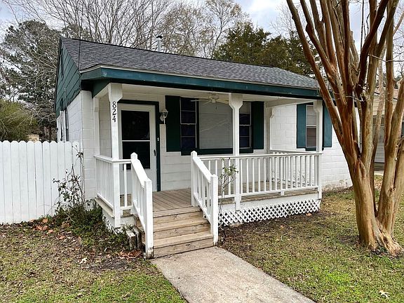 3rd image of 824 White Oak Dr