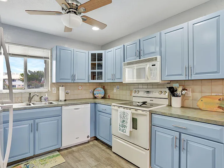 999 N Riverside Dr #3 — Photo 8