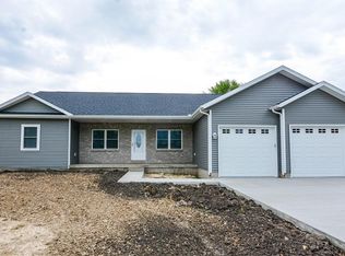 62 South Shrs, Sullivan, IL 61951