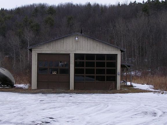 Grarage/storage building