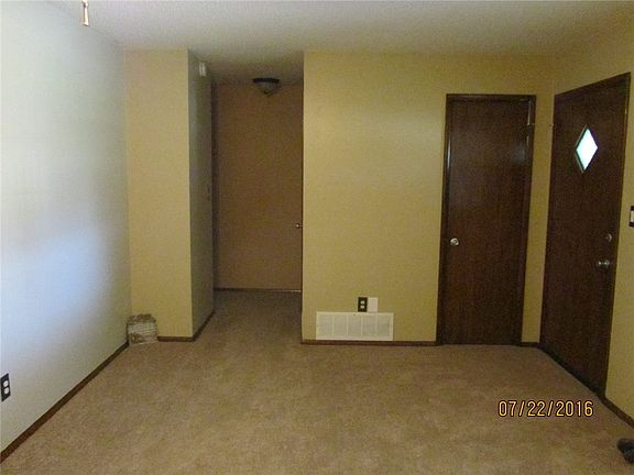 Great family room - living area with new carpet and paint etc...