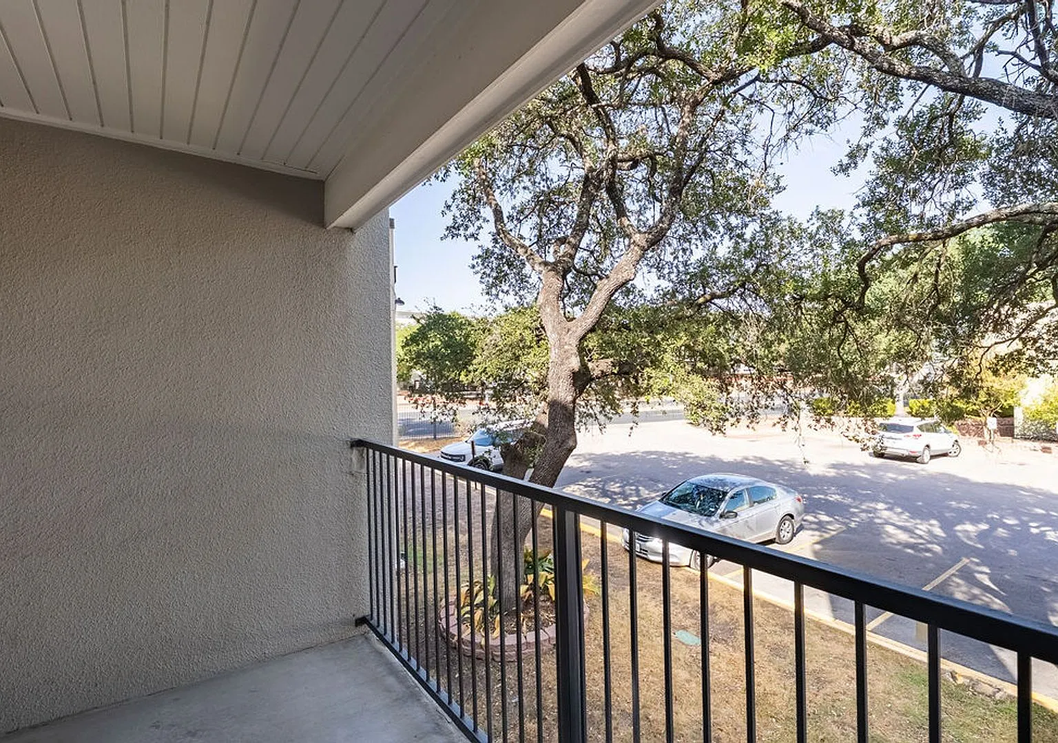 Beautiful 2 bedroom, 2 bathroom home in North/Central Austin — Photo 4