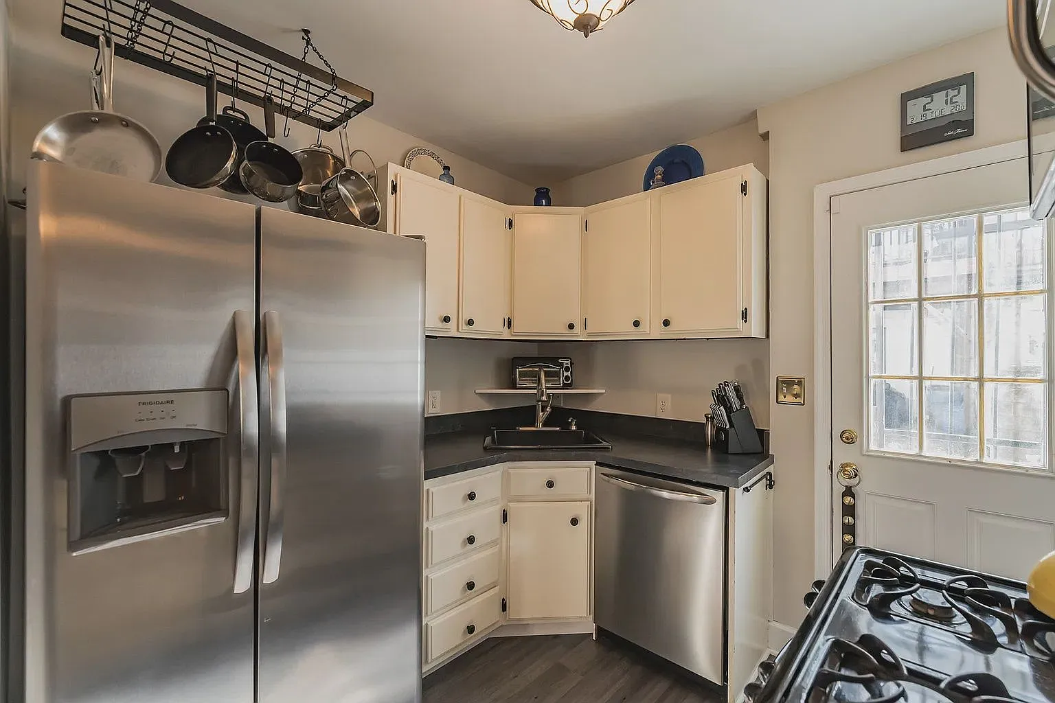 2 bed, 1.0 bath, 1004 sqft, $3,250 — Photo 2
