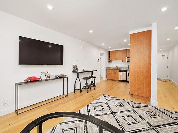 4th image of 955 Wisconsin St #2