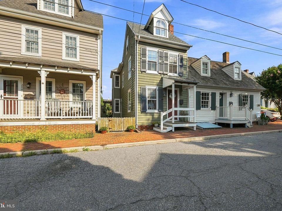 1st image of 204 S Water St