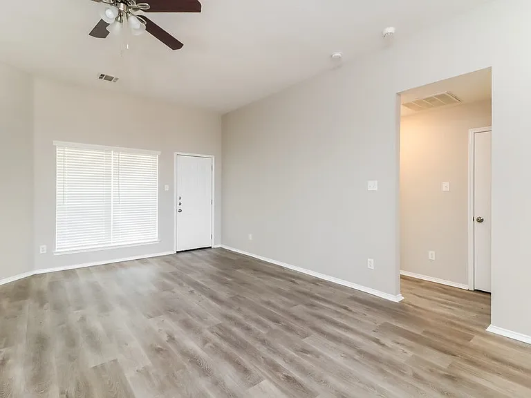 1206 Beacon Hill Dr — Photo 4