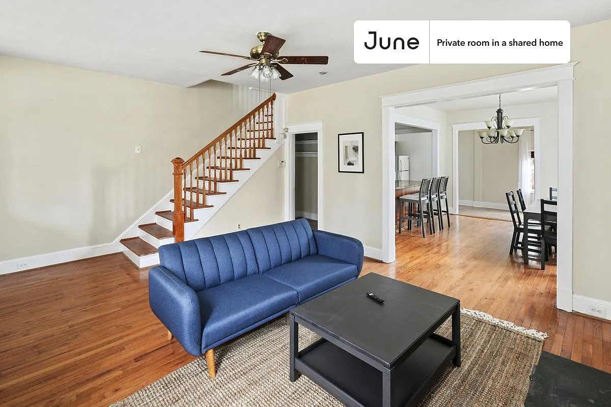 Queen bedroom in 5 bed/3 bath home in Brookland #866 E — Photo 1