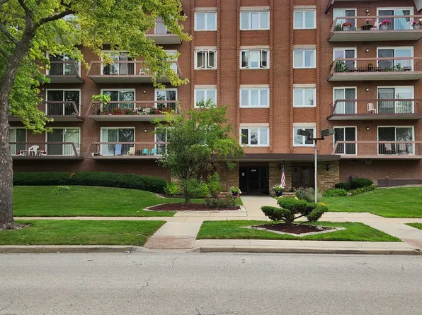 8000 W Foster Ln #B401, Niles, IL 60714
