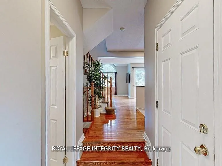 106 Blackdome Cres — Photo 2