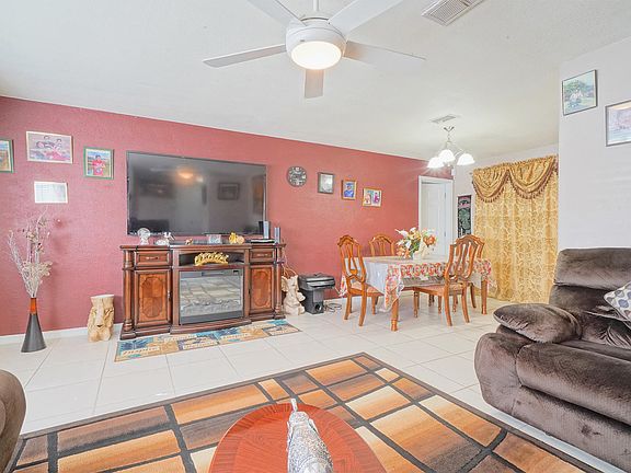 4th image of 3021 N Oleander Ave