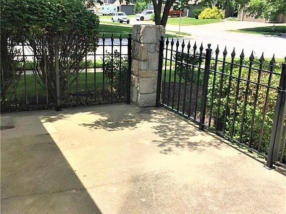 Front courtyard from front stoop.