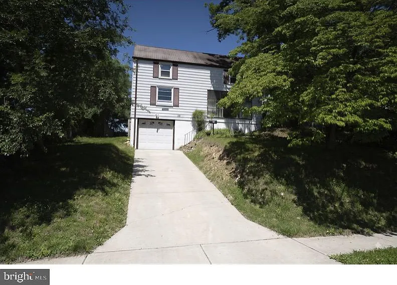 3 bed, 1.0 bath, 1400 sqft, $3,000 — Photo 2