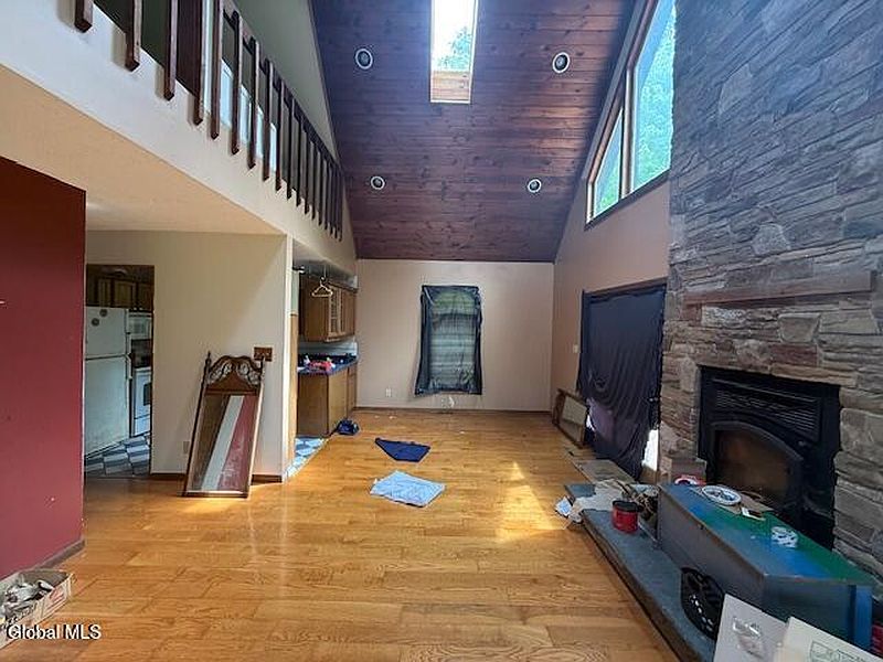 5th image of 425 Barton Hill Road