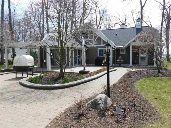 5243 W Lake St, Harbor Springs, MI 49740