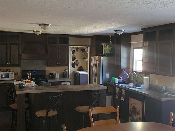 Kitchen appliances stay.