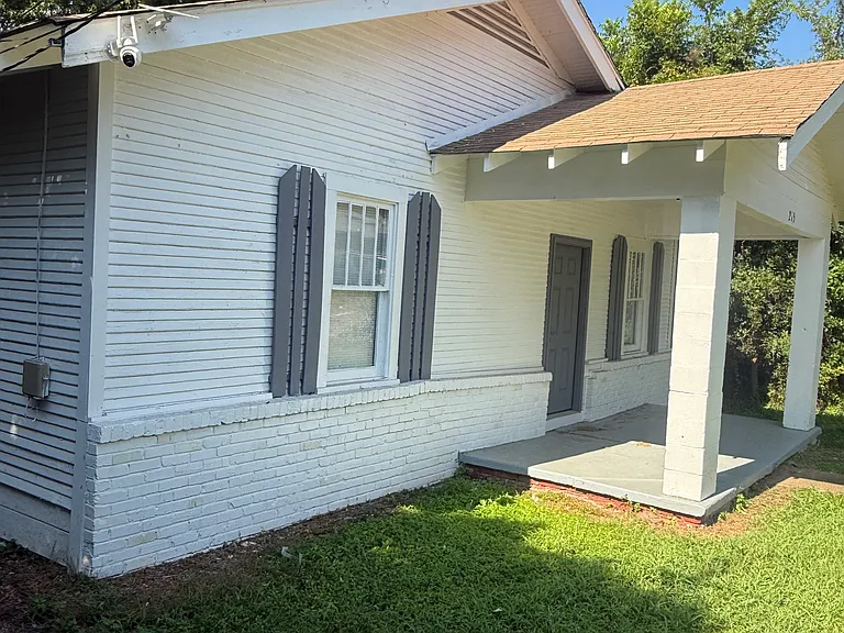 215 Dewitt Ave — Photo 2
