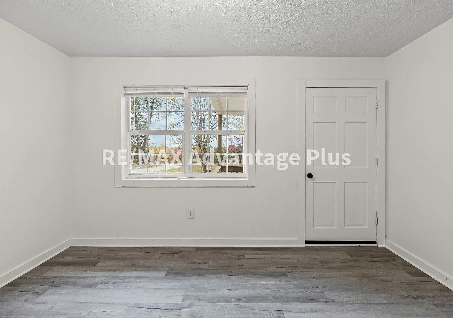 Updated 2-bedroom home close to Farmville — Photo 3