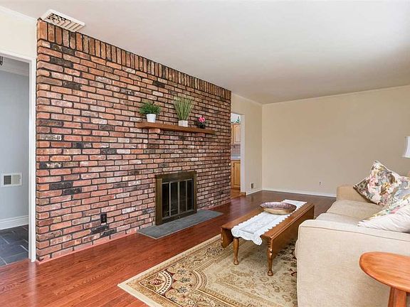 2nd image of 185 Lexington St