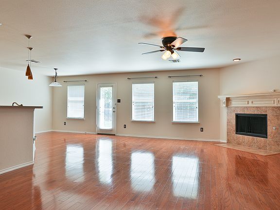 5th image of 809 Robbin Cir
