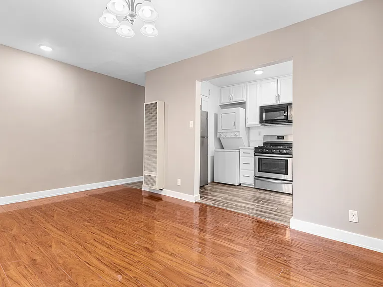1181 N Berendo St — Photo 7