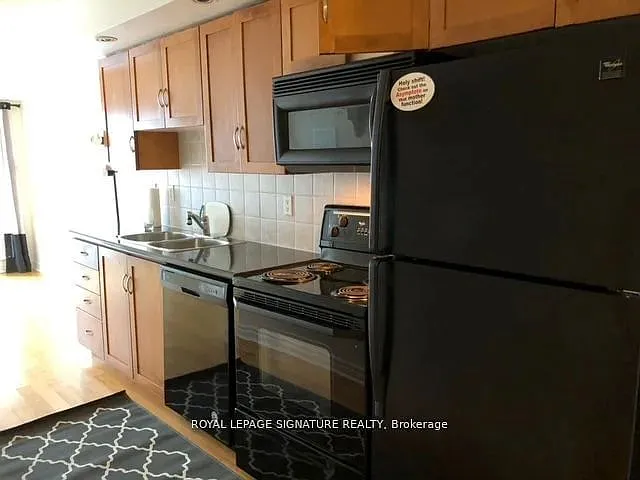 270 Wellington St W #1022 — Photo 8
