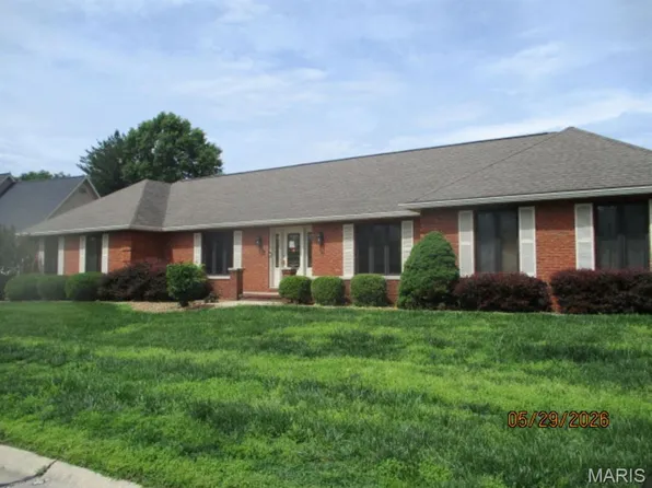 200 Lake Lorraine Dr, Swansea, IL 62226