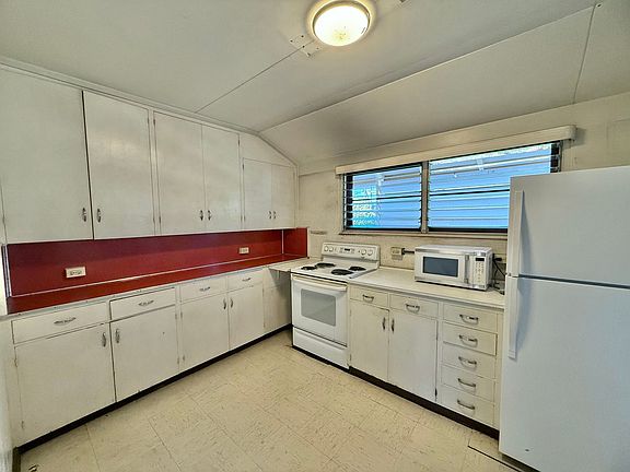 5th image of 215 Lono Ave
