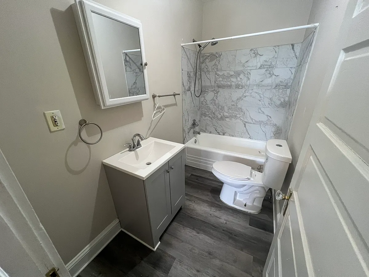 Building Photo - 703 Newington Ave #2F