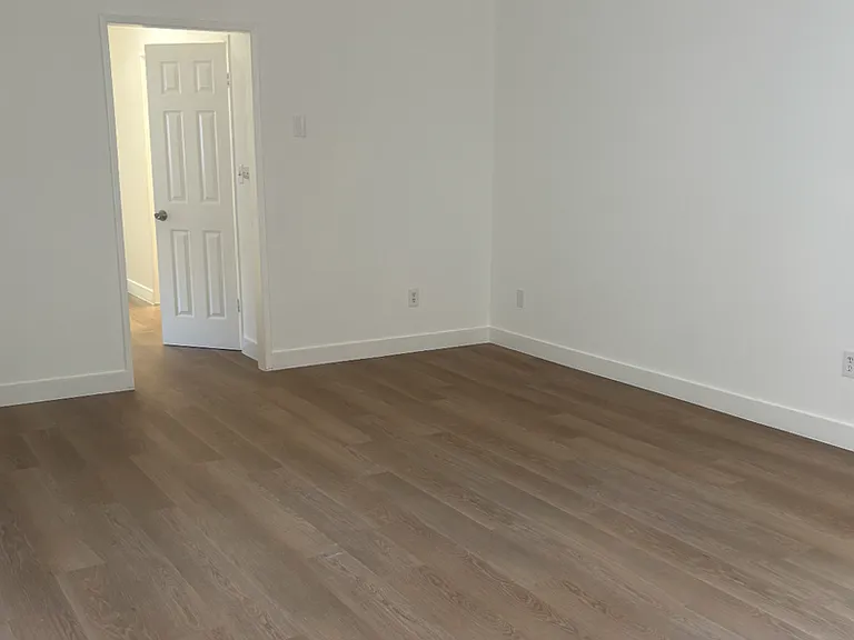 7061 Whitsett Ave — Photo 3