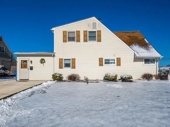 85 Red Cedar Dr, Levittown, PA 19055