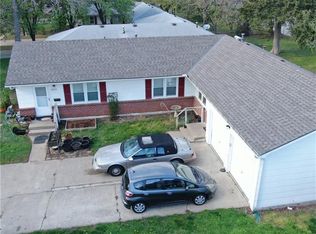 8433 Grandview Ln, Overland Park, KS 66212