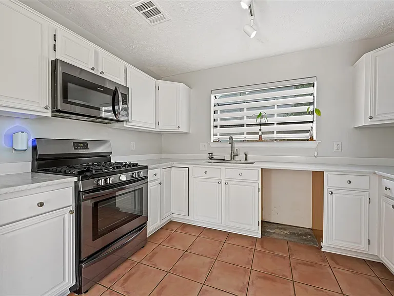 1555 Hillside Elm St — Photo 9