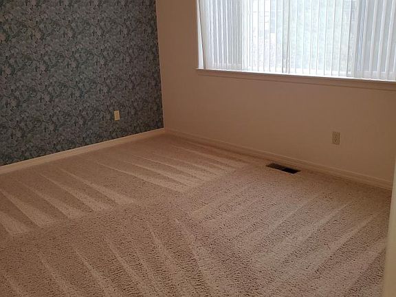 4th image of 924 Dogwood Ln