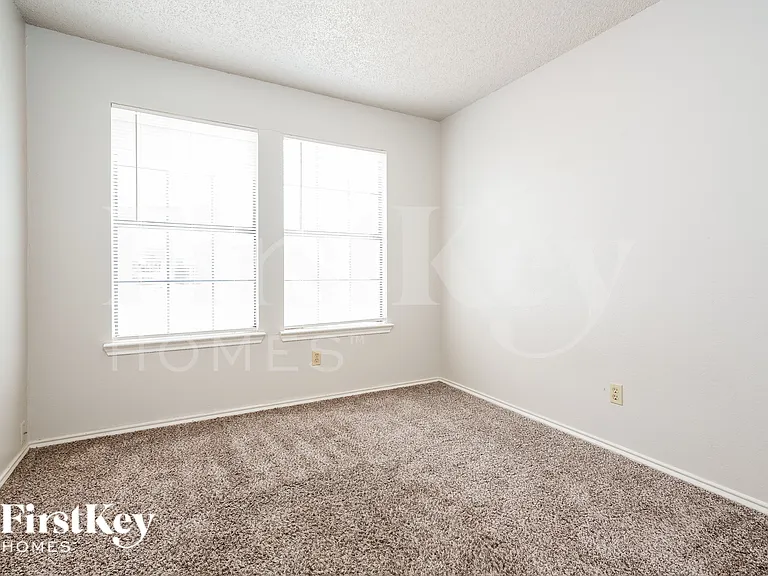 922 Ramblewood Dr — Photo 13