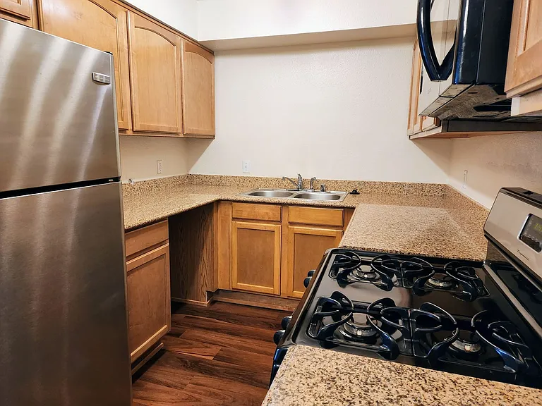 212 San Clemente Ave NW — Photo 5