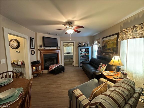 4th image of 174 Sunset Dr