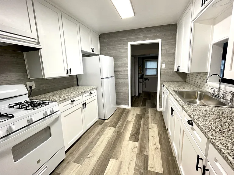 61 15th Ave NW — Photo 4