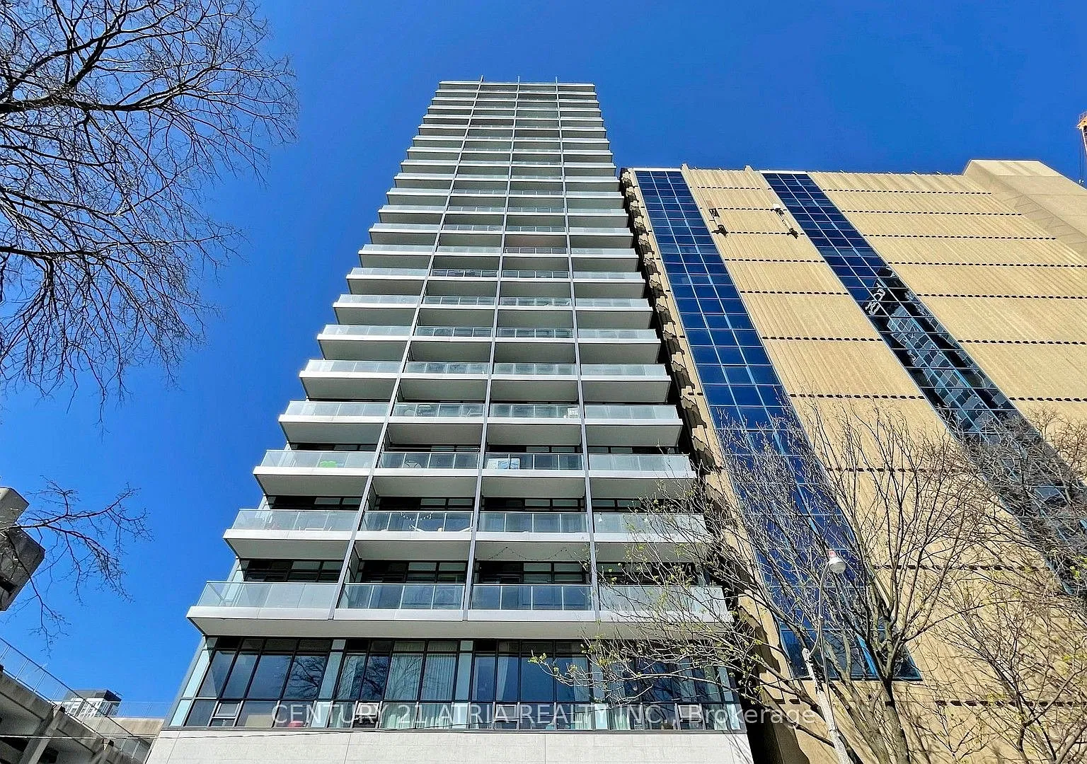 210 Simcoe St — Photo 2