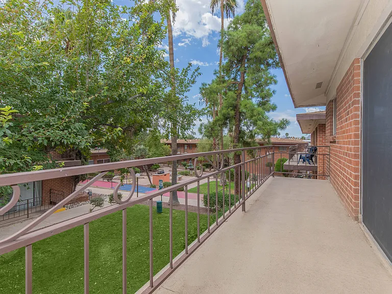 Country Club Apartments — Photo 16