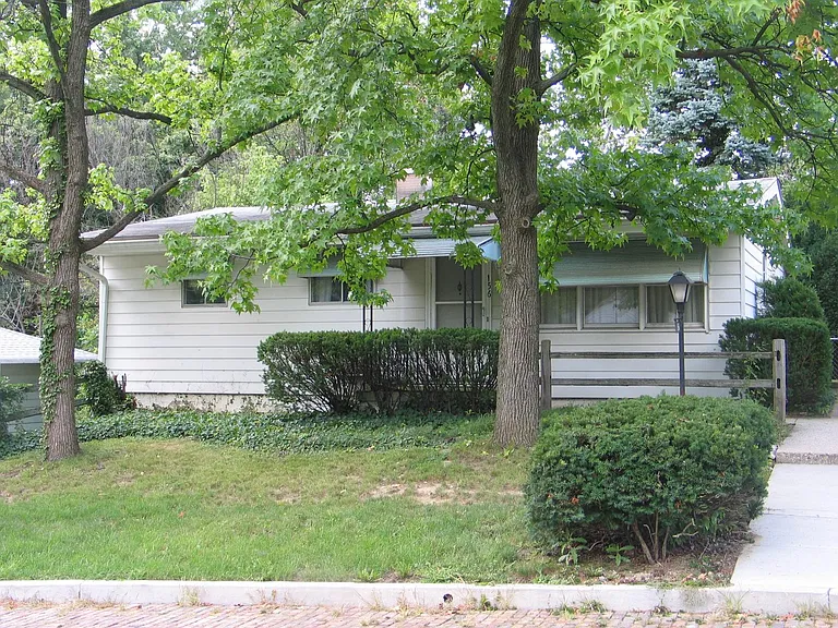 156 Parkview Ave — Photo 2